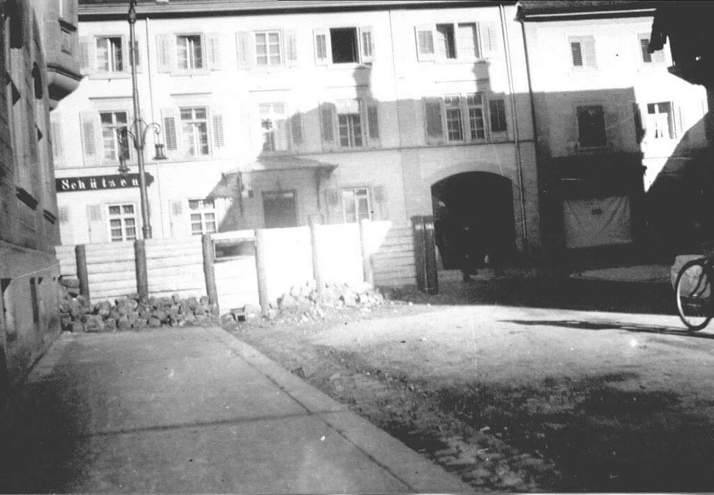 Vor dem Hotel „Schtzen“ an der Steinbrckstrae in Bad Sckingen wurden im April 1945 noch Barrikaden errichtet.