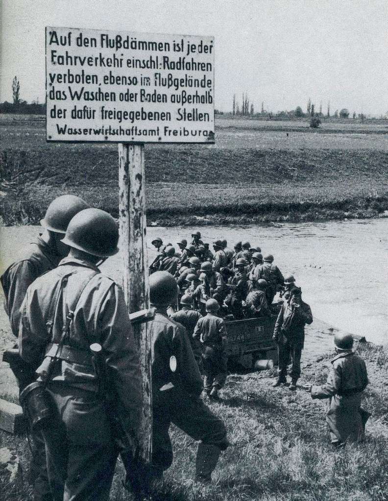 Franzsische Soldaten berqueren mit Panzern  und Kettenfahrzeugen den Leopoldskanal in der Raumschaft zwischen Kenzingen und Weisweil.
