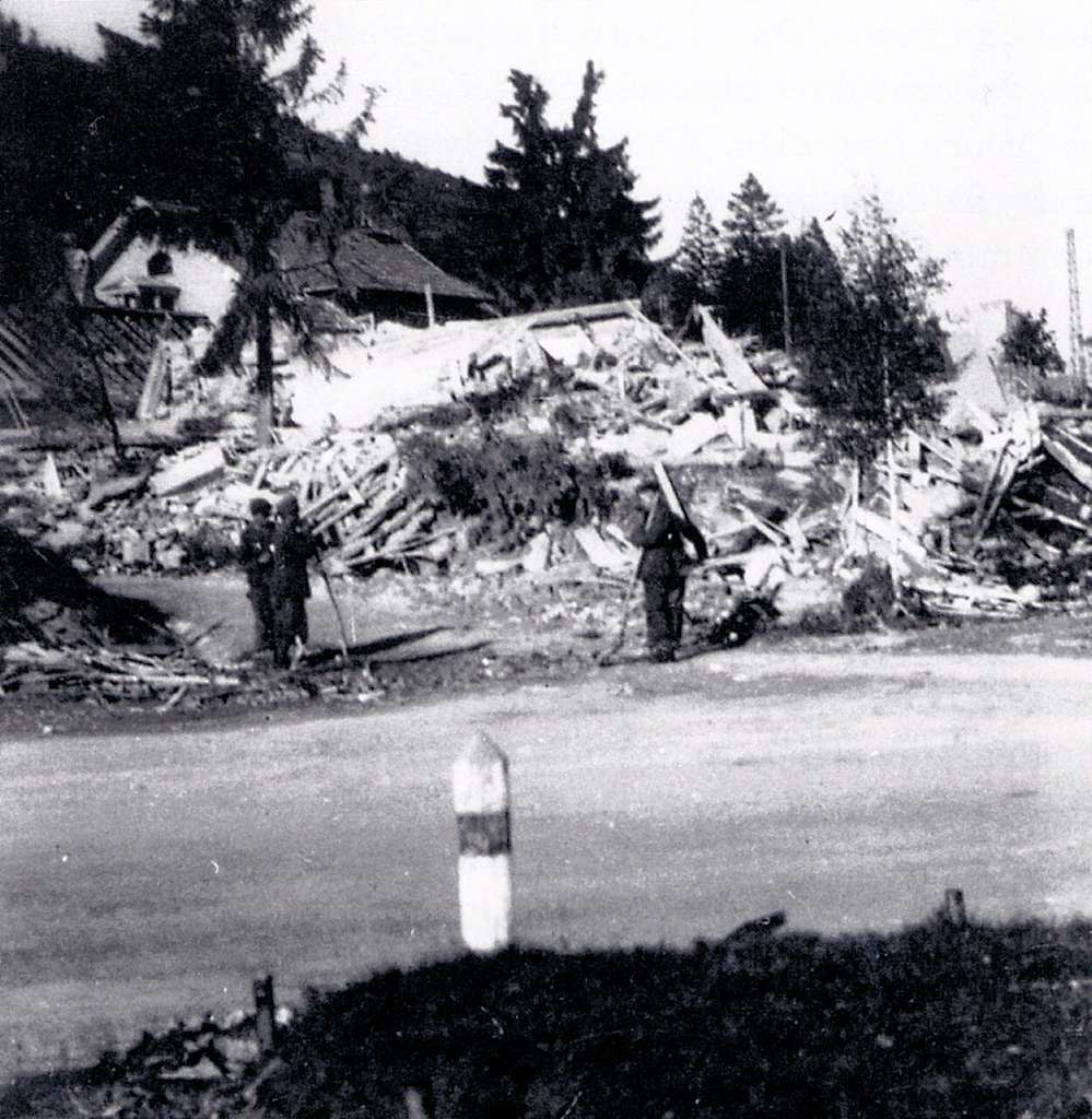 Das Geschftshaus Ludwig Greiner in Titisee nach dem Bombenangriff vom 30. September 1944.