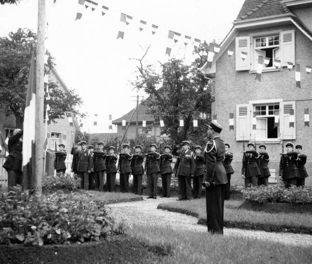 Flaggengru als militrisches Ritual in der Besatzungszeit. Franzsische Gendarmerie ist am 14. Juli 1948 zur Feier des Nationalfeiertages angetreten.