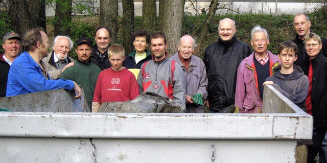 Fleiige Helfer waren im Hexental dabe...Natur von allerlei Unrat zu befreien.   | Foto: Miriam Dippe