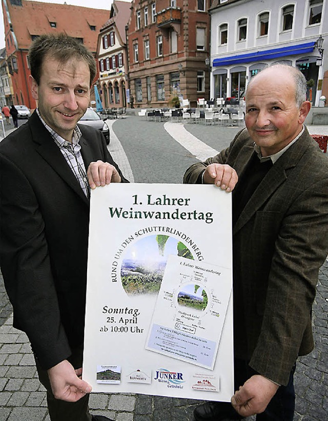 Martin Junker und Rolf Mauch (rechts) ...g rund um den Schutterlindenberg ein.   | Foto: bastian henning