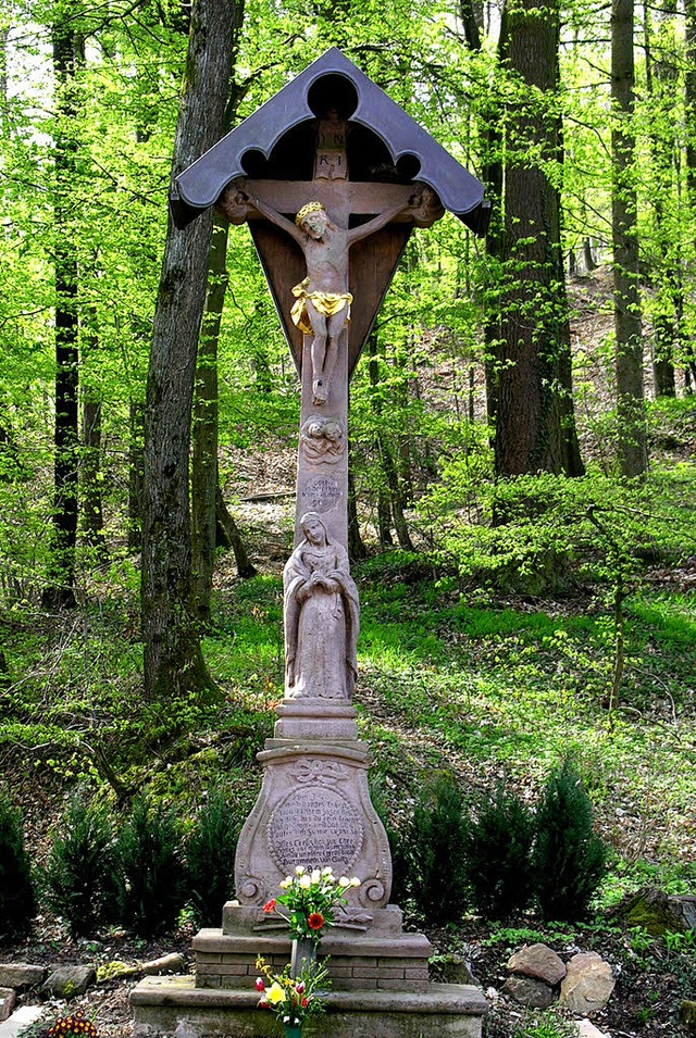 Eines der Kleindenkmale, um die sich d...mert: das Sandsteinkreuz am Eichberg.   | Foto: D. Fleig