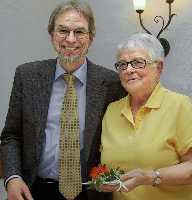 Peter Falk verabschiedet Erika Jacobse...D-Ortsvereins Bad Krozingen-Hartheim.   | Foto: Markus Donner