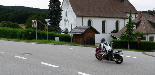 Biker-Romantik vor St. Mansuetus? Viel...Gefhlen der Motorradsaison entgegen.   | Foto: Kurt Meier