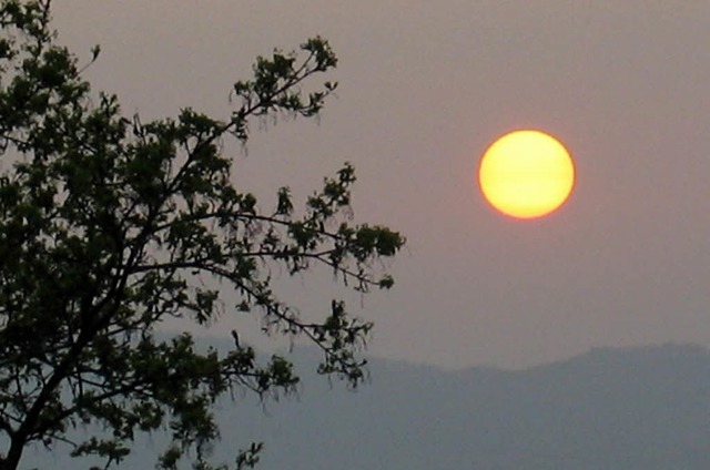 Einen Sonnenuntergang im grau-roten Sc...llen aus beobachtet und fotografiert.   | Foto: Privat