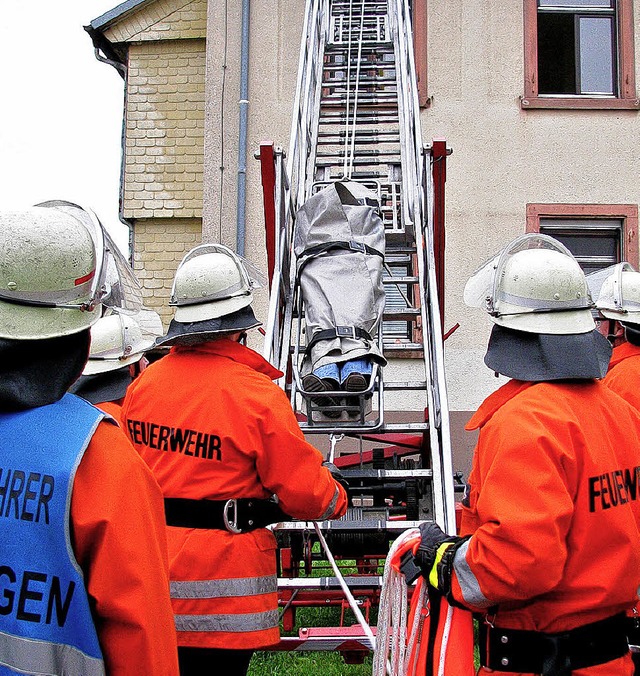 Mit dem  Rettungsschlitten wird eine V...e ber die Feuerwehrleiter abgeseilt.   | Foto: Monika Rombach