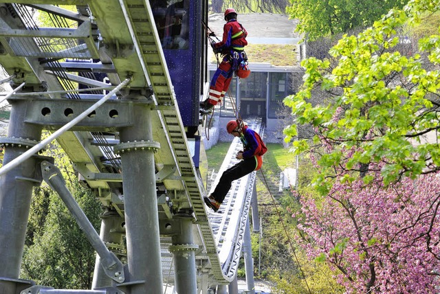 Olga von Plate (unten) seilt sich geko...von ihrem Kollegen von der Bergwacht.   | Foto: Bamberger