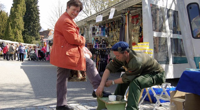 Schuhputzer            beim sonnigen F... mit 60 Marktstnden gut bestckt war.  | Foto: BERGER