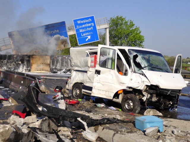 Ein komplett ausgebrannter Lkw (hinten...(Rhein-Neckar-Kreis) auf der Fahrbahn.  | Foto: ddp