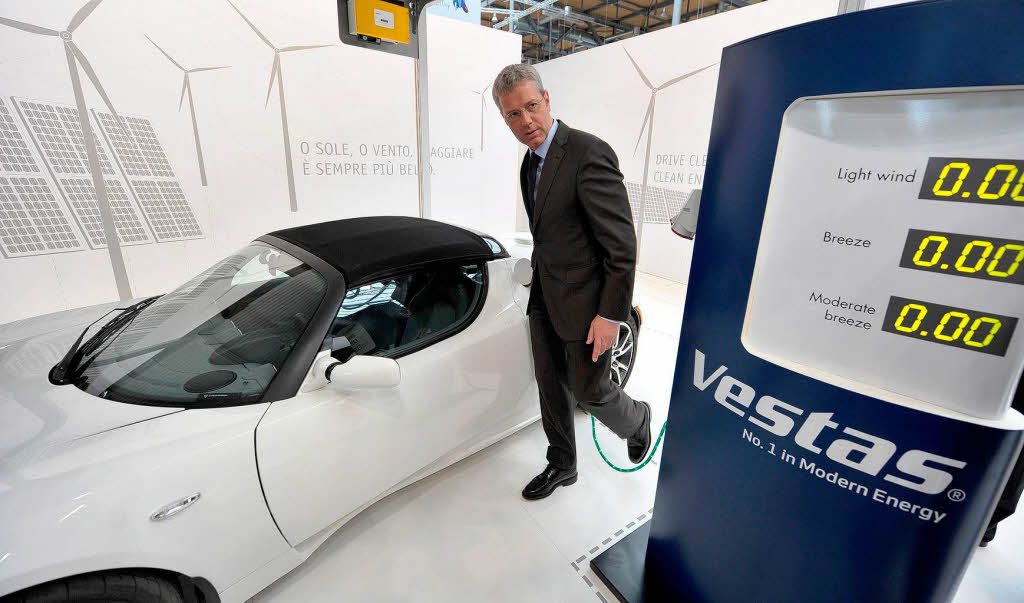 Bundesumweltminister Norbert Rttgen betrachtet eine Tankstelle fr Elektroautos.