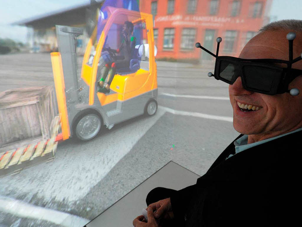 Ein Messebesucher mit 3D-Brille schaut sich  am Stand der Icido GmbH eine 3D-Animation eines Gabelstaplers an.