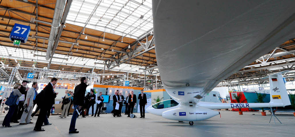 Der Stand des Deutschen Zentrums fr Luft- und Raumfahrt   zeigt das weltweit erste bemannte und ausschlielich mit Wasserstoffzellen angetriebene Flugzeug.
