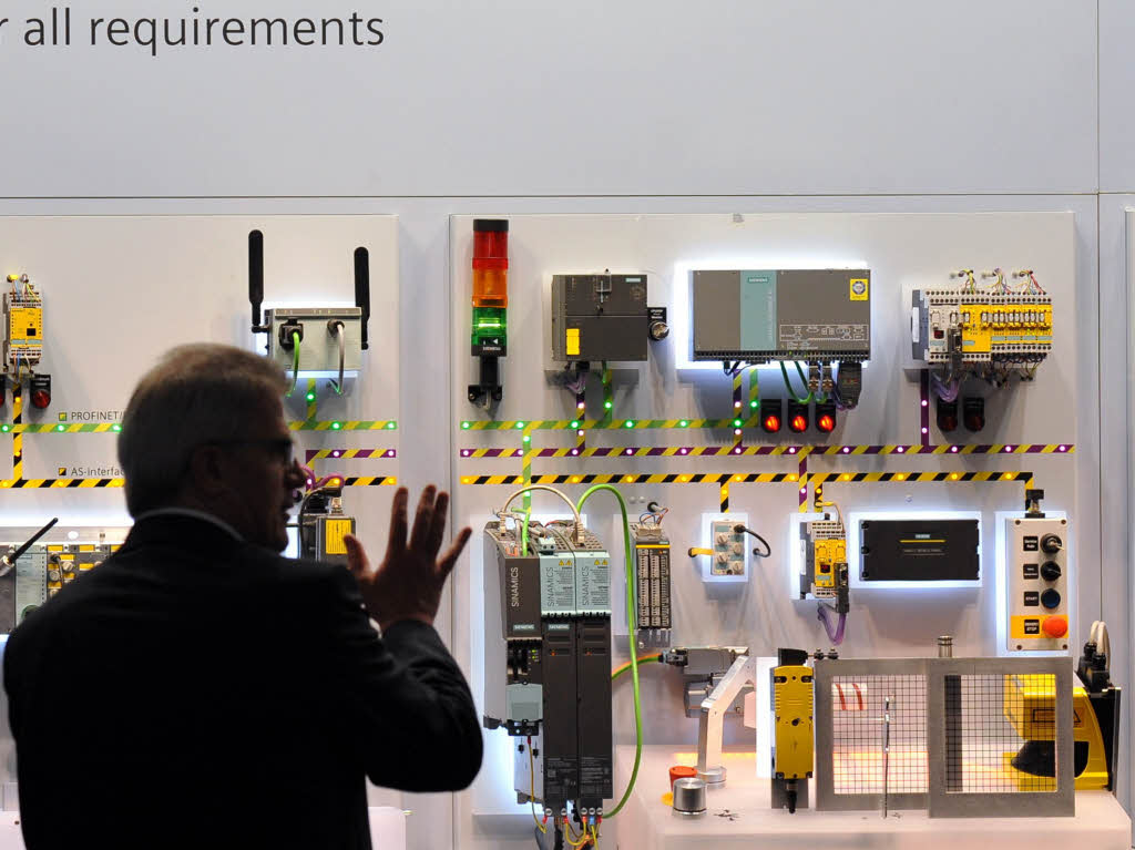 Ein Besucher informiert sich auf dem Stand der Firma Siemens ber Sicherheitssysteme.