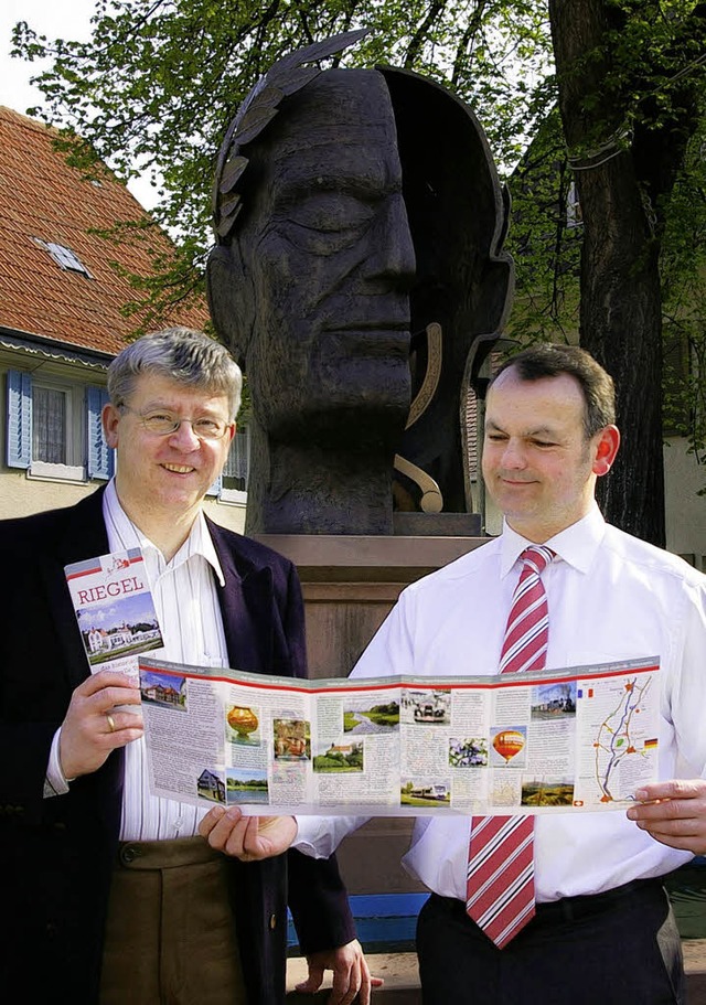 Brgermeister Markus Jablonski und Ern...ue Ortsbroschre der Gemeinde Riegel.   | Foto: Gemeinde Riegel