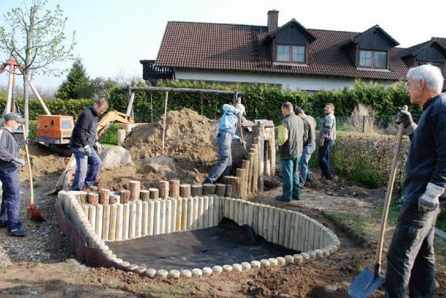 Freiwillige Helfer geben Spielplatz neues Gesicht