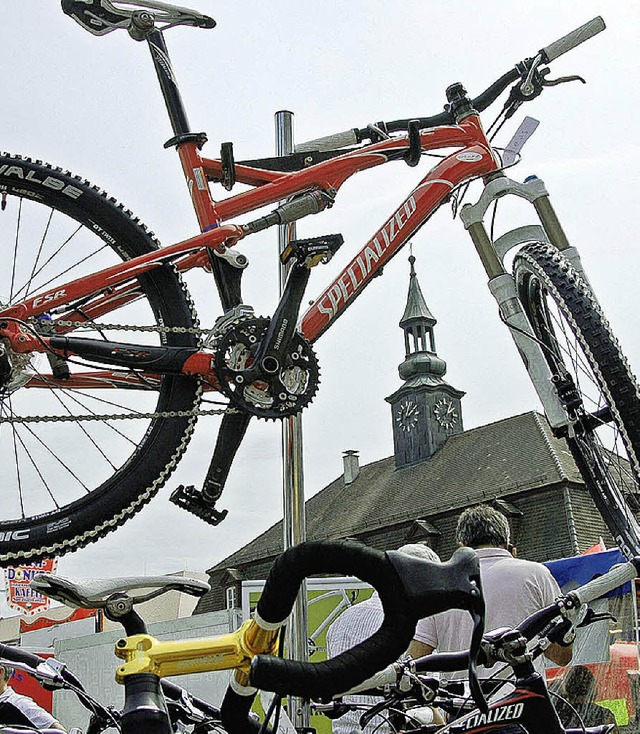 Aufgestiegen: Rder und Zubehr in Hl...g auf dem  Marktplatz in Emmendingen.   | Foto: Sylvia-Karina Jahn