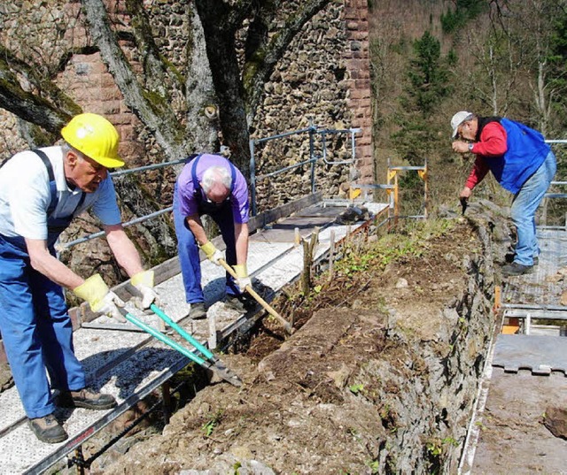 Arbeiten in luftiger Hhe: Zuerst muss...nt werden, ehe die Sanierung beginnt.   | Foto: Verein