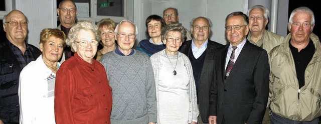 Der scheidende Vorsitzende konnte zahl...und 50-jhrige Mitgliedschaft ehren.    | Foto: Harald Albiker