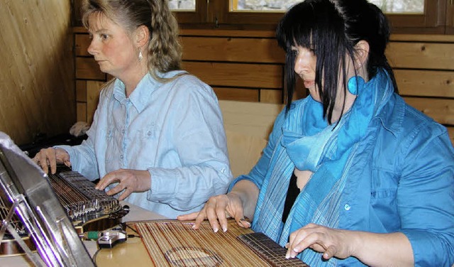 Elke Bohnet (links) und Janine Diehr s...nderem &#8222;Der dritte Mann&#8220;.   | Foto: Gert Brichta