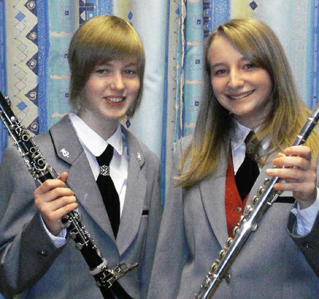 Zwei Jungmusikerinnen des Musikvereins... Goldene Leistungsabzeichen  abgelegt.  | Foto: BZ