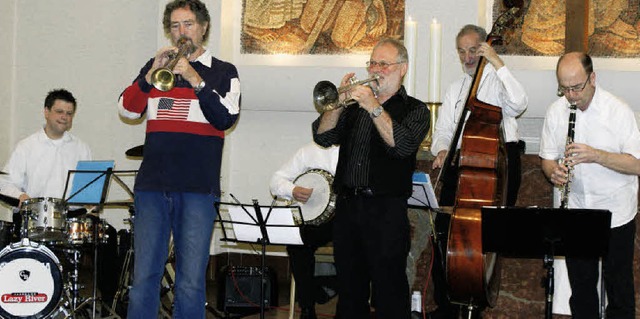 Edward Tarr (vorne links) verstrkte z...River Jazzband in der Christuskirche.   | Foto: Chris Rtschlin