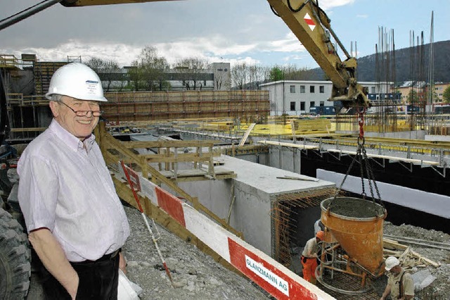 Oberbauleiter Peter Palme an der Baustelle fr das neue Verwaltungsgebude.  | Foto: Heinz Vollmar