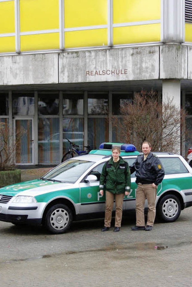 Zeigen an den Schulen Prsenz:  Beamte des Polizeireviers   | Foto: Frey