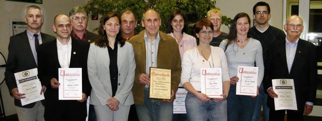 Ehrungen beim TuS Ringsheim: (von link...epezauer und Hilmar Weber (40 Jahre).   | Foto: Adelbert Mutz