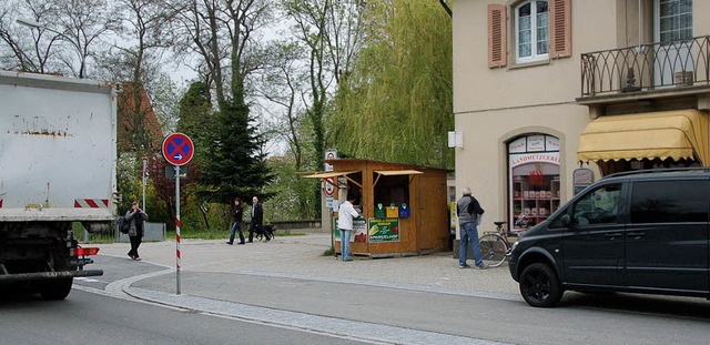 Nicht ungefhrlich: Das Nebeneinander ...chften parkende Autos in Eimeldingen.  | Foto: langelott