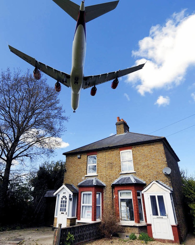 Sie fliegen wieder: Ein Passagierjet i...g auf den Londoner Flughafen Heathrow   | Foto: AFP