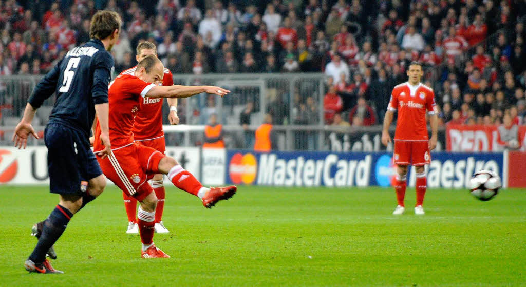 Wieder mit links ins rechte Torwarteck: Robben schiet das 1:0 fr Bayern.