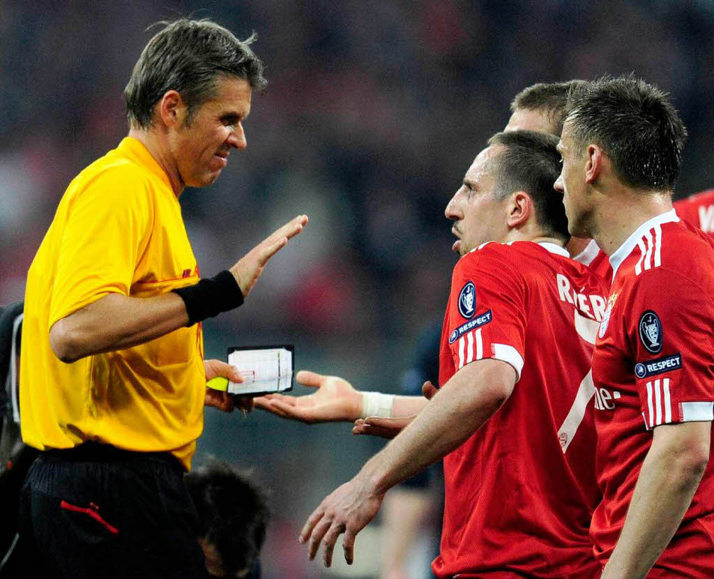 Franck Riberys (Franckreich, 2.v.r.) diskutiert nach seiner Roten Karte mit Schiedsrichter Roberto Rosetti (Italien, l.).