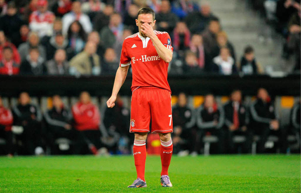 Bayerns Franck Ribery  verlsst nach seiner roten Karte das Spielfeld.