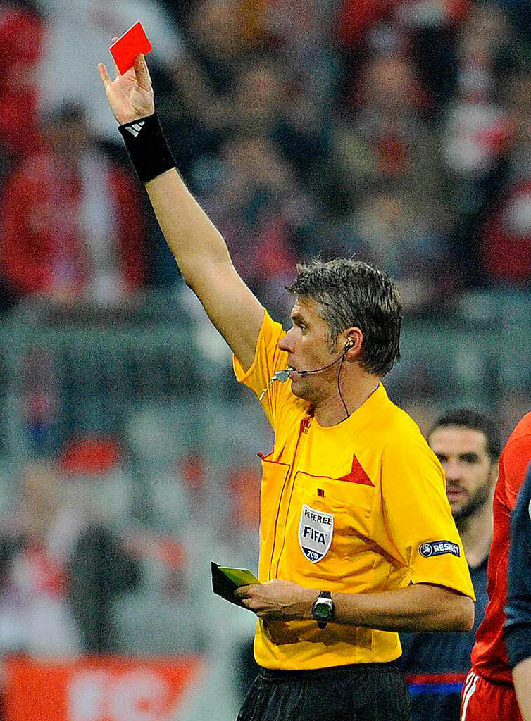 Schiedsrichter Roberto Rosetti (Italien) zeigt  Lyons Jeremy Toulalan die gelb-rote Karte.