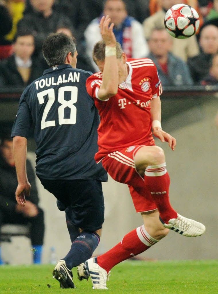 Lyons Jeremy Toulalan foult Bastian Schweinsteiger und sieht danach die gelb-rote Karte.