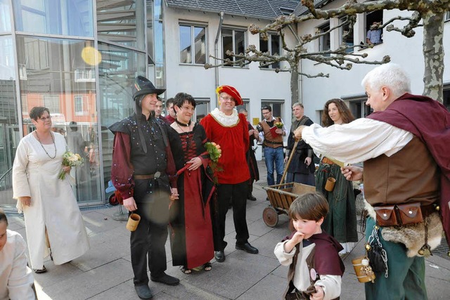 Patrick und Andrea Stterlin mit dem N...esbeamten Alexander Faller und Gsten.  | Foto: Volker Mnch