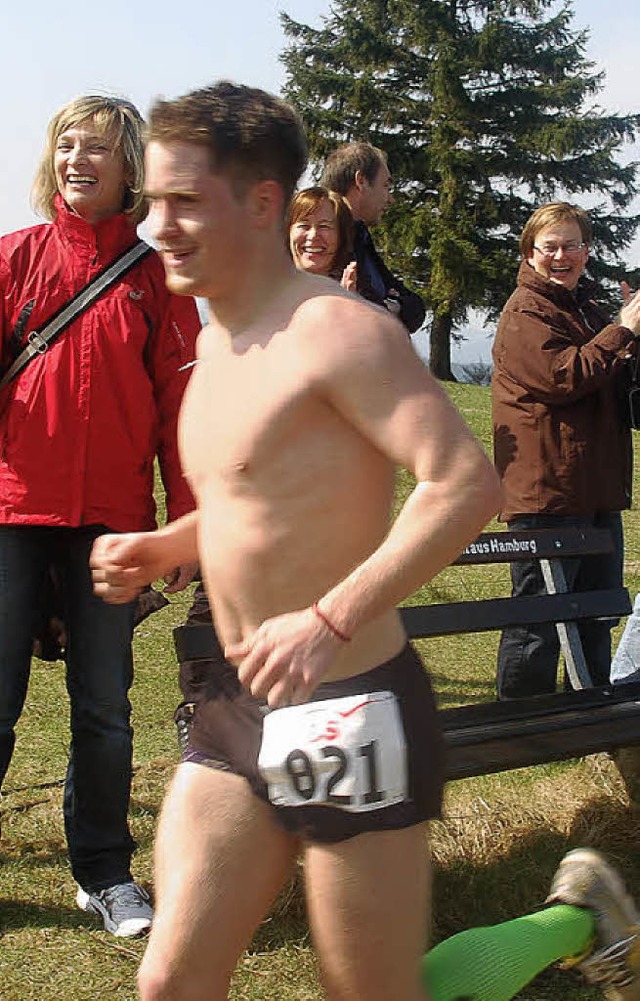 Sieger Christian Mai erreichte lachend... das Ziel beim Moosenmttle-Berglauf.   | Foto: Junkel