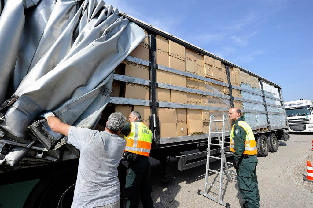 Nach dem Flugverbot durch die Vulkanaschewolke ber Europa hatten Zoll und Polizei ein greres Lkw-Aufkommen auf den Autobahnen im Sdwesten festgestellt.