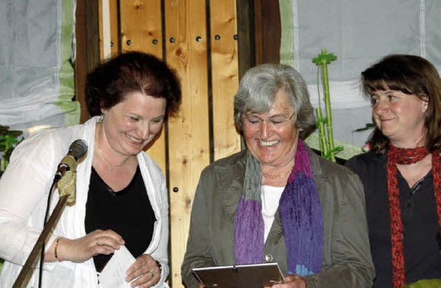 Barbara Nbling (links) und Conny Schw...rsitzenden der Denzlinger Landfrauen.   | Foto: Frank Kiefer