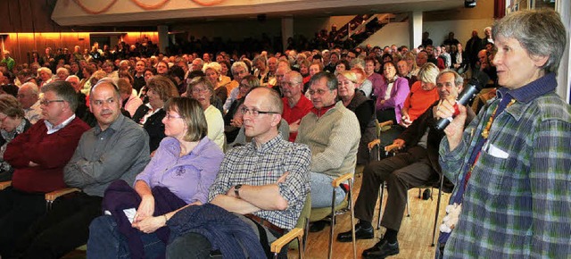 Mehr als 700 Brger zeigten groes Int...agen an die fnf Bewerber zu stellen.   | Foto: Dieter Maurer