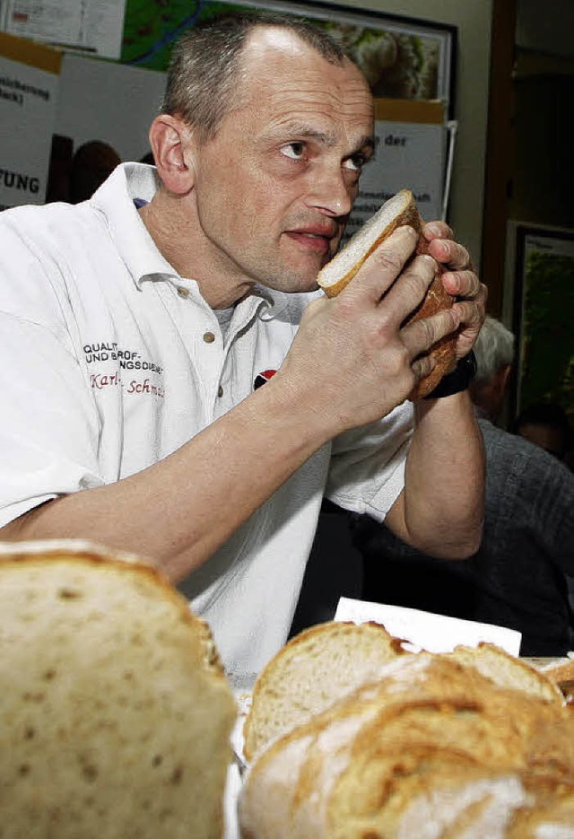 Karl-Ernst Schmalz prft sowohl Brot a...rtchen auf Konsistenz und Geschmack.   | Foto: Heidi Fssel