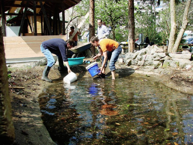 Einmal den Teich saubermachen, bitte! ...n viele Wnsche der Eichendorffschule.  | Foto: Nicole Mai