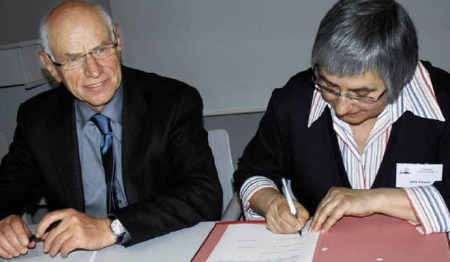 Bernhard Spth und Jutta Vincent unterzeichneten den Vertrag.   | Foto: Britta Wieschenkmper