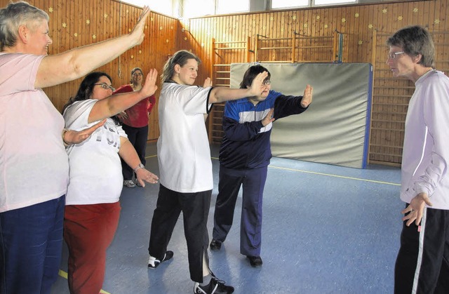 Teilnehmerinnen des Selbstbehauptungs-...rer Trainerin Bianka Neuer (rechts)    | Foto: Freudig