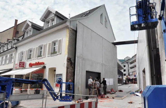 Noch arbeiten Handwerker am Durchgang ... Einweihung des neuen Stadtquartiers.   | Foto: Barbara Ruda