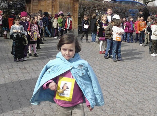 Kinder aus Benfeld und Ettenheim mit den &#8222;Feuerbllen&#8220;.   | Foto: Schule