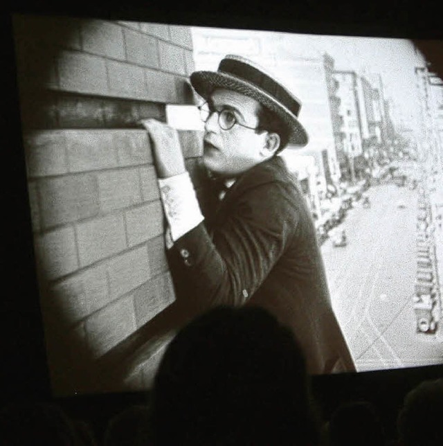 Atemberaubend: Harold Lloyd hngt an der Fassade.   | Foto: roswitha Frey