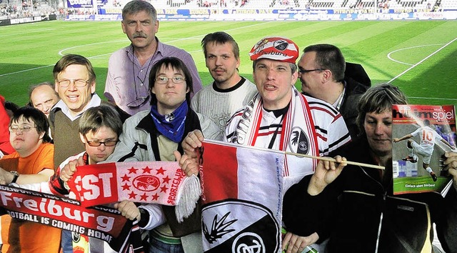 Gro war die Freude der behinderten Me...Sieg des SC Freiburg erlebt zu haben.   | Foto: michael rber