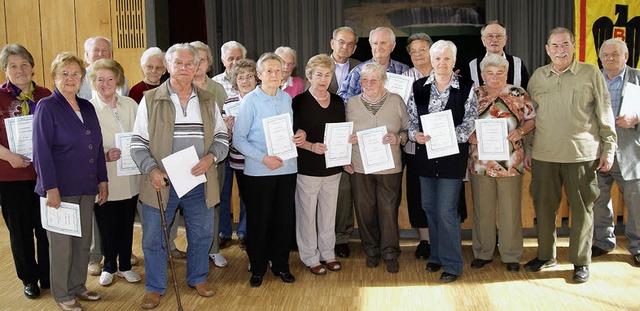 Viele Mitglieder halten dem BRH seit J...ammlung wurden sie nun ausgezeichnet.   | Foto: Guldenschuh